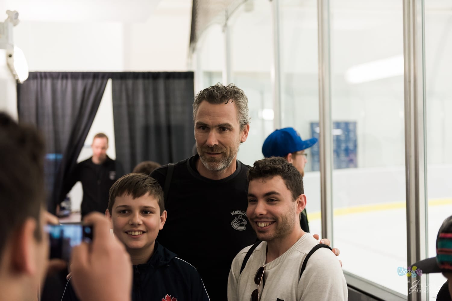 Trevor Linden takes time to meet local fans. Photo by John Varley for ItkasanImages/ Victoria Buzz